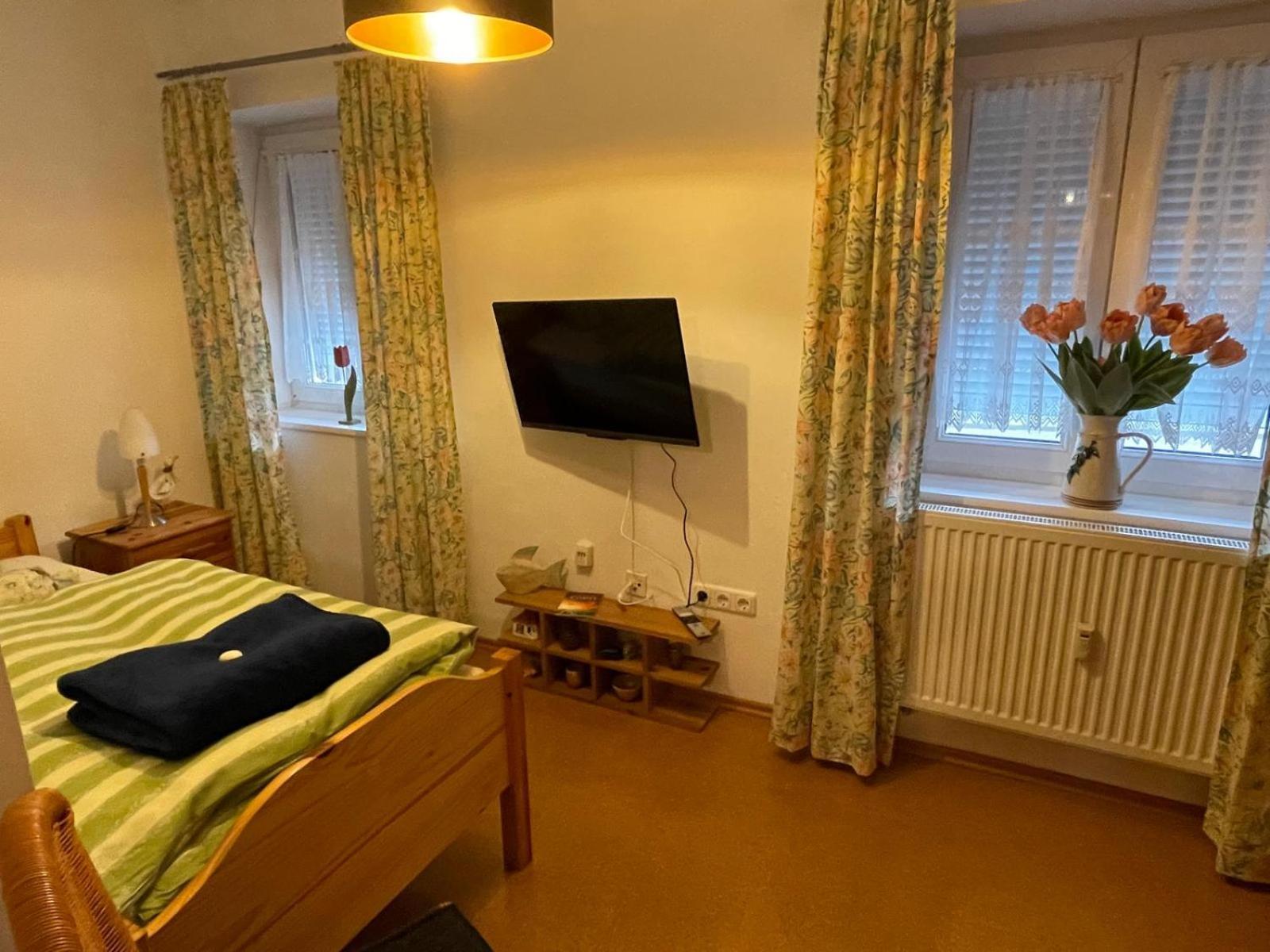 Schoene Ferienwohnung In Bahnhofsnaehe Fuer Urlaub, Studium Oder Arbeit Deggendorf Bagian luar foto