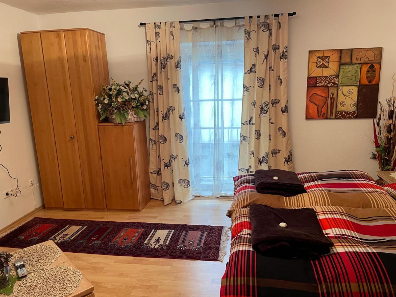 Schoene Ferienwohnung In Bahnhofsnaehe Fuer Urlaub, Studium Oder Arbeit Deggendorf Bagian luar foto