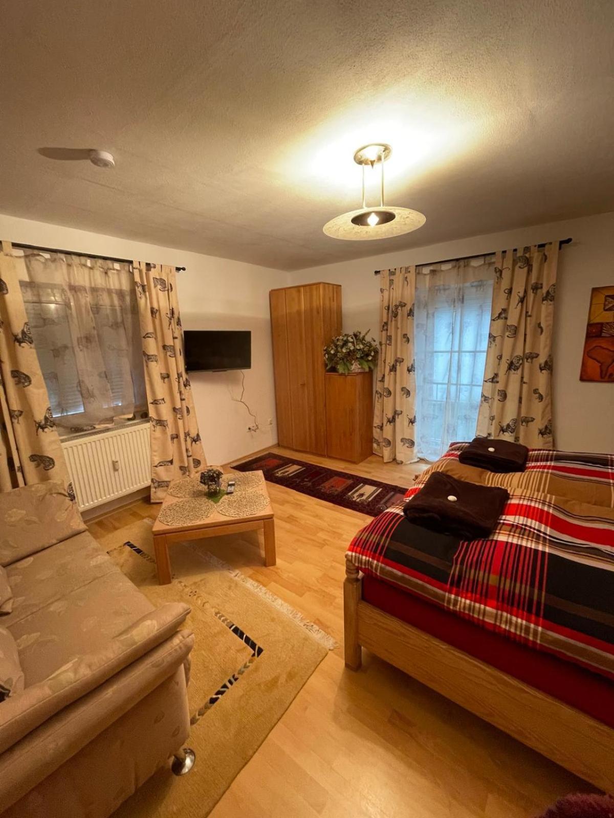 Schoene Ferienwohnung In Bahnhofsnaehe Fuer Urlaub, Studium Oder Arbeit Deggendorf Bagian luar foto